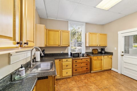 Bright, easy-to-use kitchen with everything you need