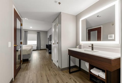 1 bedroom, in-room safe, desk, blackout drapes