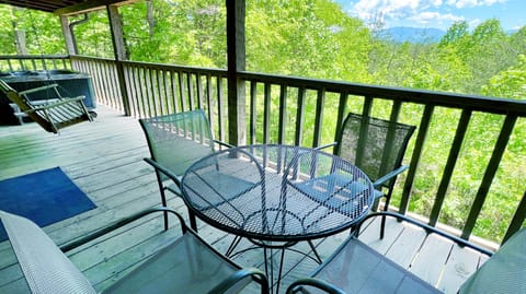 Stunning private deck with outdoor dining table and breathtaking Smoky Mountain views at Bearadise Found cabin in Pigeon Forge, Tennessee — just 5 minutes from downtown attractions