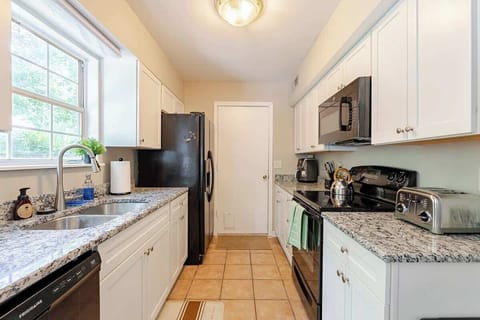 Prepare your favorite dishes in the spacious and fully equipped kitchen.