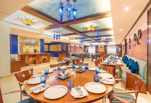 2 restaurants; breakfast, lunch, and dinner served