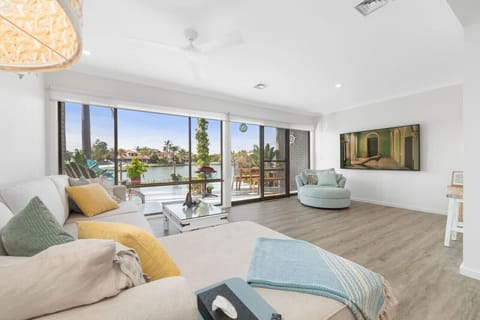 Downstairs - *Free Wi-Fi & Netflix*75` Smart Superior QLED 4K UHDTV in loungeDucted heating plus split system cooling & ceiling fansLarge sofaBlockout blindsBreakfast bar with 2 stools.