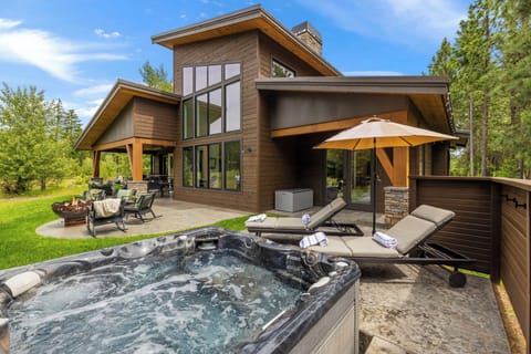 Exterior + Hot Tub – Relax After Golf, or Trails