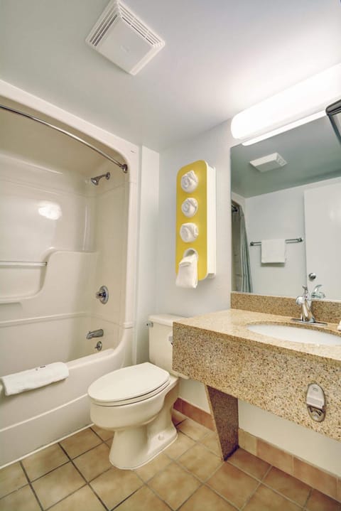 Combined shower/tub, hair dryer, towels