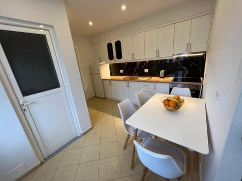 Comfort Apartment, Garden View | Private kitchenette | Fridge, stovetop, electric kettle, cookware/dishes/utensils