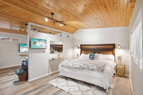 King bed and side lamp lighting 