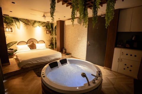 Miami Gorgeous TROPICAL Suite with Jacuzzi | Hypo-allergenic bedding, soundproofing, free WiFi, bed sheets