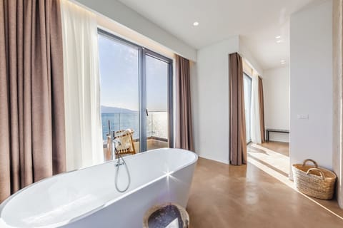 San Angelo Suite with Sea View and Bath Tub | Deep soaking bathtub