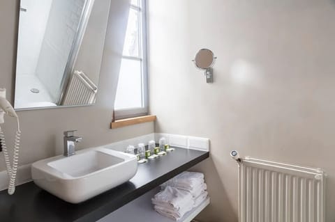 Standard Quadruple Room | Bathroom sink