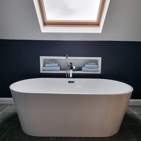 Superior Double Room, 1 Double Bed, Private Bathroom, Garden View | Bathroom | Free toiletries, hair dryer, towels, soap