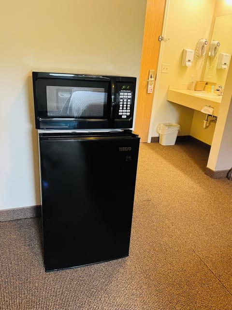 Basic Room, Non Smoking | Blackout drapes, iron/ironing board, free WiFi