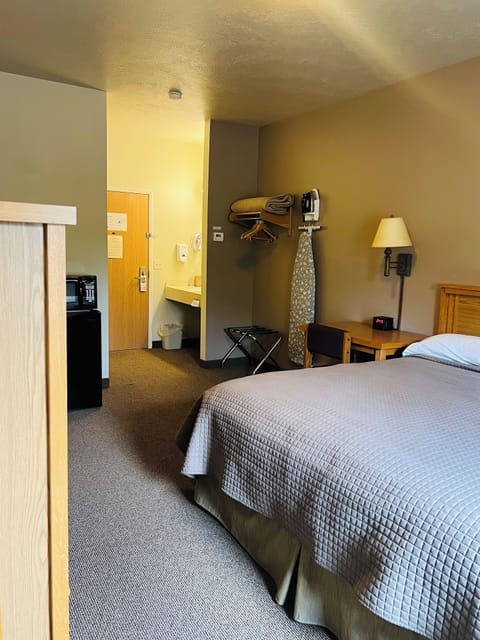 Basic Room, Non Smoking | Blackout drapes, iron/ironing board, free WiFi