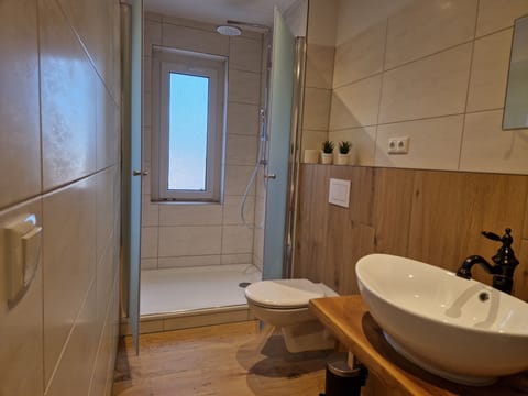 Suite Lagune | Bathroom | Shower, rainfall showerhead, towels