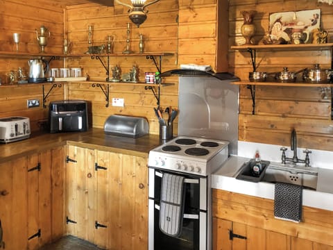 Kitchen | Cow Boy Cabin - Cow Boy Holidays, Glasgow