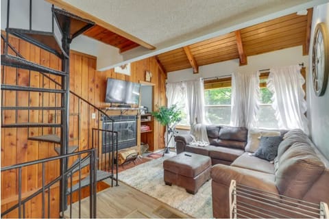 Living room: 45" Smart TV,  wood-burning fireplace, 1GB WiFi, board games