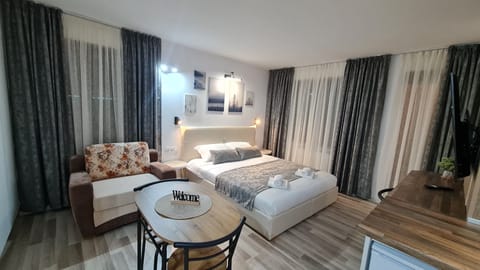 1 bedroom, down comforters, desk, laptop workspace