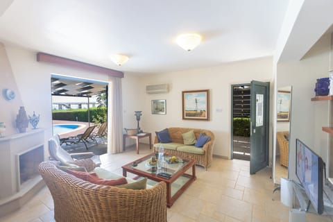 Villa, 3 Bedrooms, Private Pool, Garden View | Living area