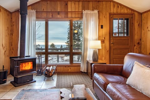 Cabin, Private Bathroom (Cabin 6) | Living room | 30-inch TV with satellite channels