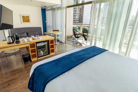 Suite Executiva com Varanda | Minibar, in-room safe, desk, blackout drapes