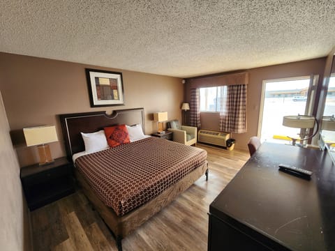 Economy Single Room, 1 King Bed, Non Smoking | Desk, soundproofing, iron/ironing board (on request), WiFi (free)