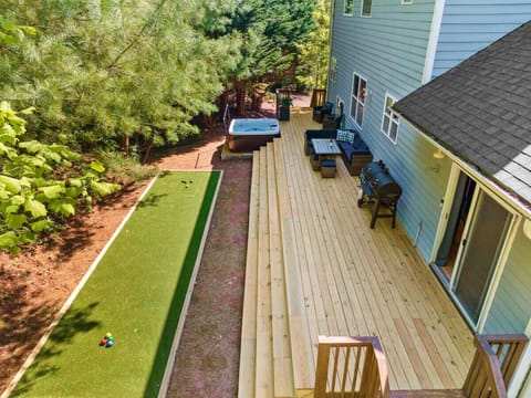 Rear Entertainment deck w/ Hot Tub