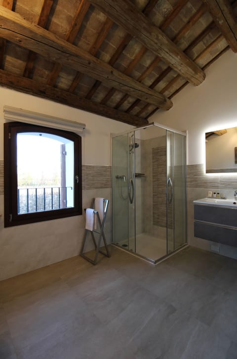 Deluxe Double Room, 1 Double Bed | Bathroom | Shower, rainfall showerhead, designer toiletries, hair dryer