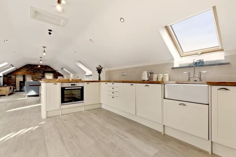 Cottage (3 Bedrooms) | Private kitchen | Microwave, oven, stovetop, dishwasher