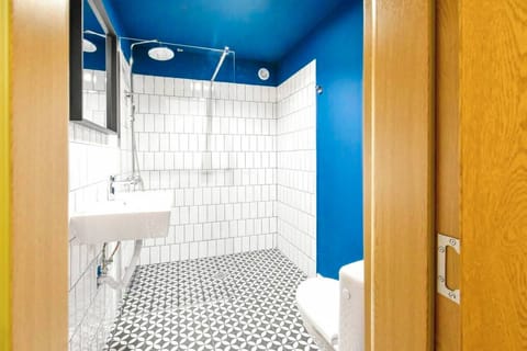 Central Sofia | Metro to Airport | Fast Wi-Fi | King bed | Park view | Self check-in