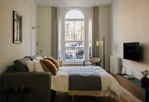 Luxury Apartment, City View | Egyptian cotton sheets, premium bedding, down comforters, in-room safe