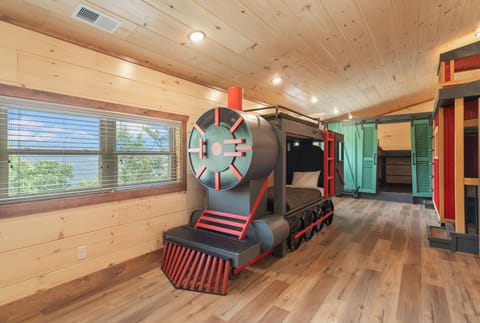 Custom Bunk Room- 4 Queens & 4 Twins