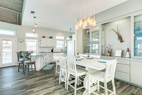 Comfortably sit up to 8 at the dining table (2 chairs not photographed)