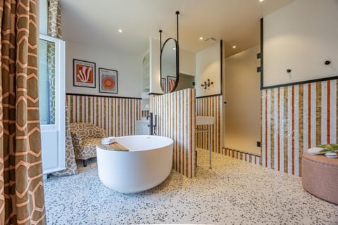 Luxury Double or Twin Room, Ensuite, Ocean View ("Henrietta") | Bathroom | Slippers