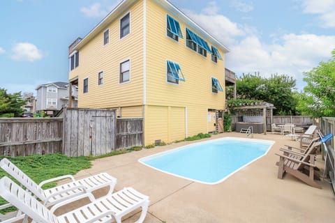 Exterior & Private Pool