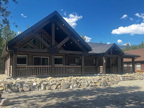 Whispering Pines Cabin (2499)