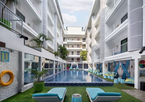 Outdoor pool, sun loungers