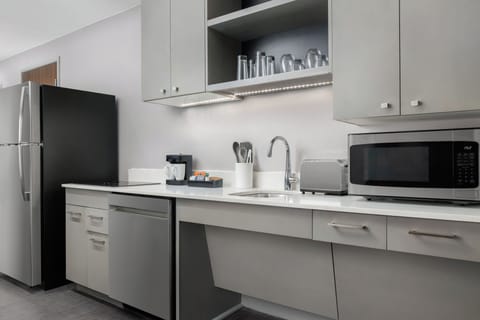 Hypo-allergenic bedding, in-room safe, desk, laptop workspace