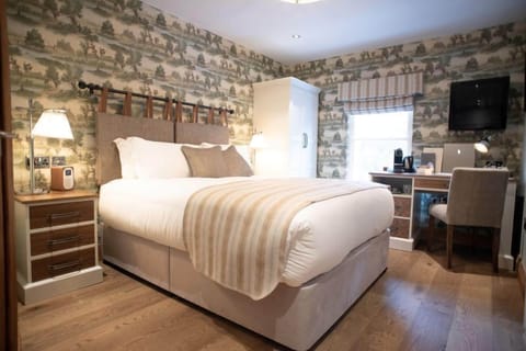 Standard Room, 1 King Bed | Minibar, in-room safe, individually decorated, individually furnished