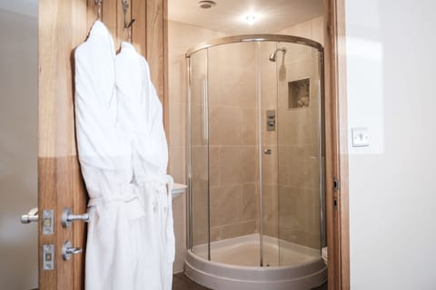 Superior King/Twin Room | Bathroom | Shower, free toiletries, bathrobes, slippers
