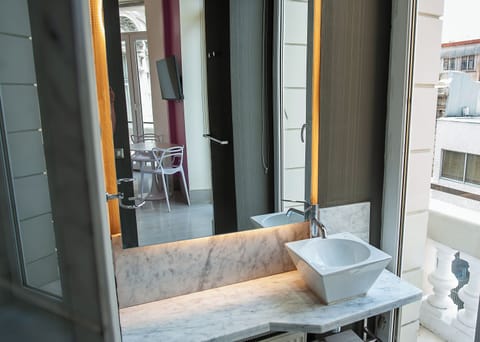 Standard Double Room, 1 King Bed | Bathroom | Shower, hair dryer, towels