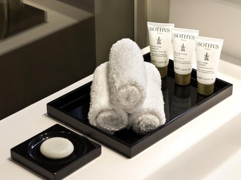 Hypo-allergenic bedding, in-room safe, desk, blackout drapes