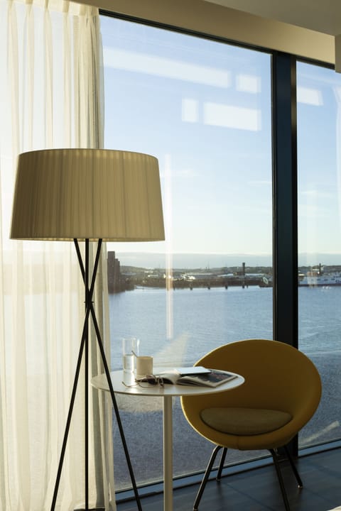 Hypo-allergenic bedding, in-room safe, desk, blackout drapes