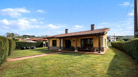Property building,BBQ facilities,Garden,Balcony/Terrace,Dining area