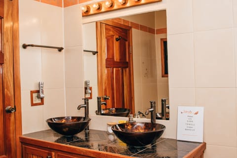 Mariposa Deluxe Executive Suite | Bathroom | Combined shower/tub, free toiletries, hair dryer, towels