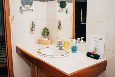 Iguana - Family Treehouse Grand Cabana | Bathroom | Combined shower/tub, free toiletries, hair dryer, towels