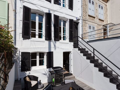Building, Property, Window, Stairs, Door, Architecture, Interior Design, Urban Design, Condominium, Wood