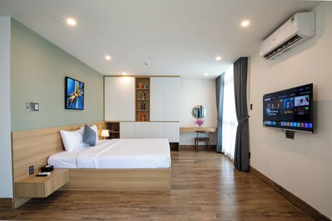 Premium bedding, desk, blackout drapes, soundproofing
