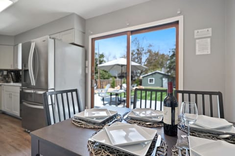 House, Multiple Beds, Hot Tub, Garden View (320 N. Meldrum) | Dining