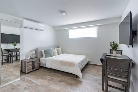 Studio 2 - Queen Bed & Dining / Work Area