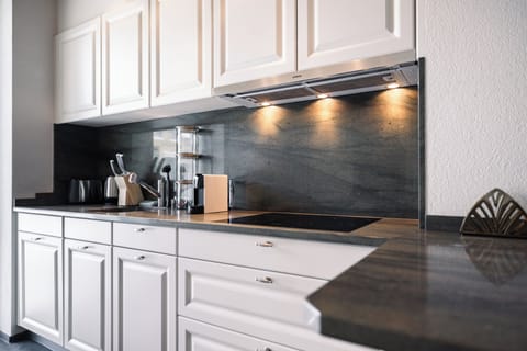 Full-size fridge, microwave, oven, stovetop