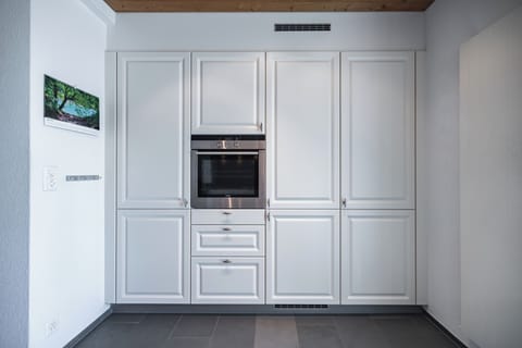Full-size fridge, microwave, oven, stovetop